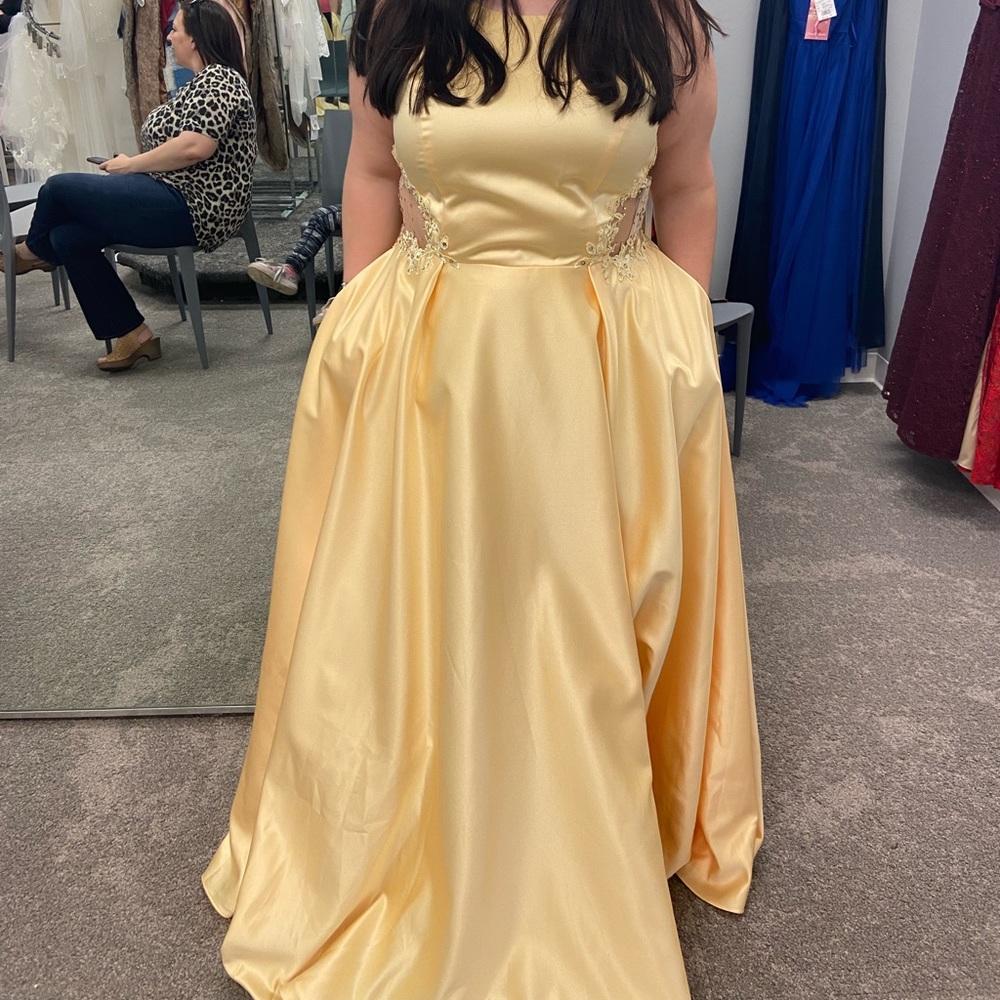 Beautiful yellow prom dress pockets and Opening on the leg